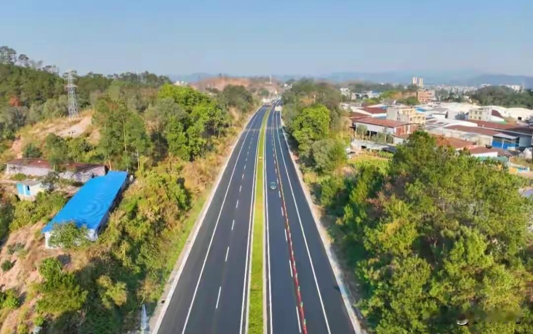 广西这段高速终于迎来了结束水泥路面的历史！以前总说从广东回玉林一听到轮胎胎噪