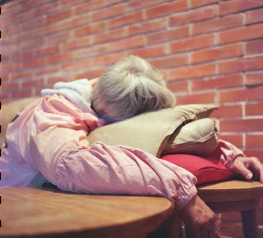 公司裁掉两个绩效垫底的员工时，谁都没觉得不妥。毕竟一个常年排名倒数，一个项目里总