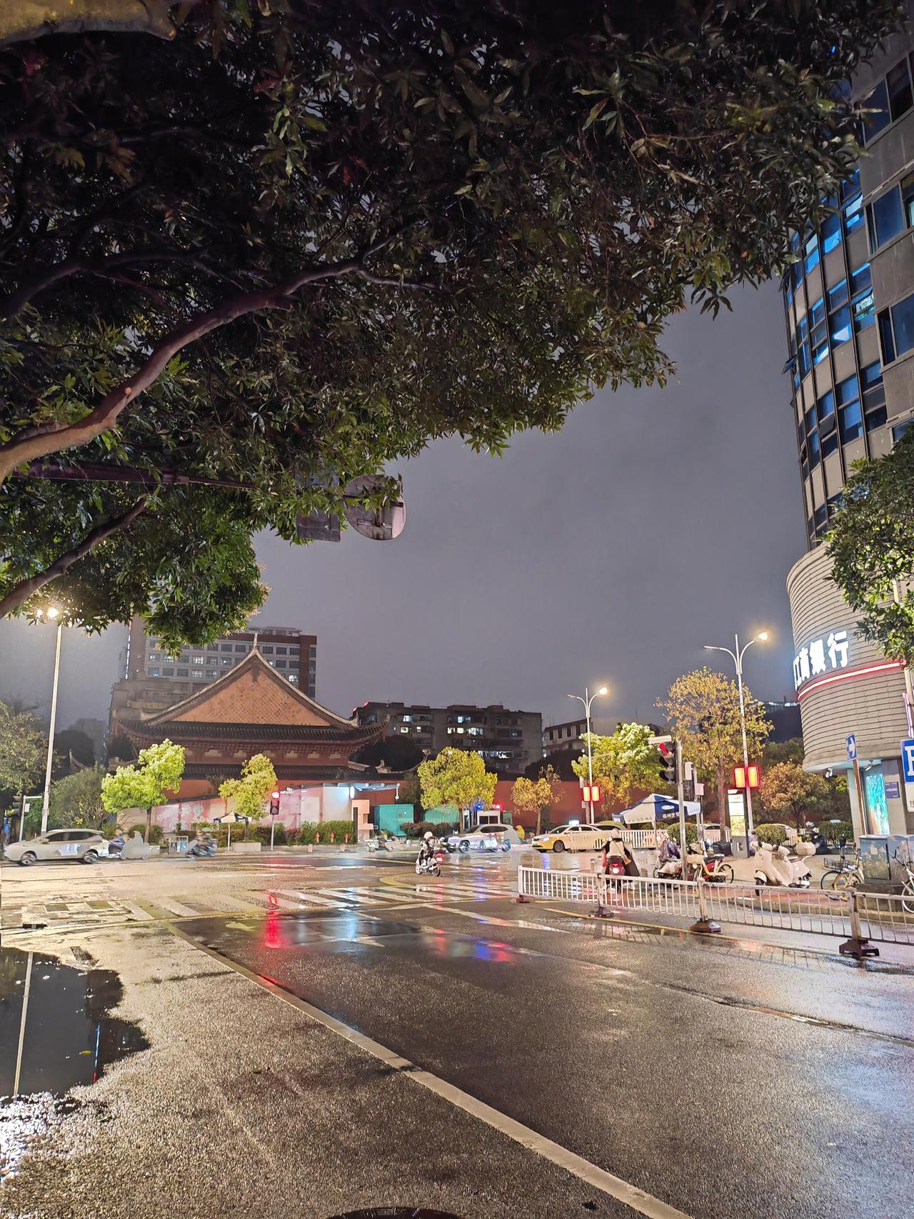 福州是一个怎么样城市福州是一座山海相拥、人文深厚、烟火气足的宜居海滨城市，既有“