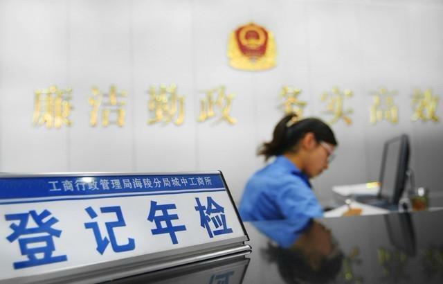 上周刚完成家用车第六次年检，全程不到1小时搞定，分享下实操流程和避坑点。第一步