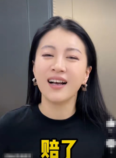 李嘉格说：“我李嘉格，开过烤肉店，赔了。开过酒吧，也赔了。甚至还开过KTV，还是