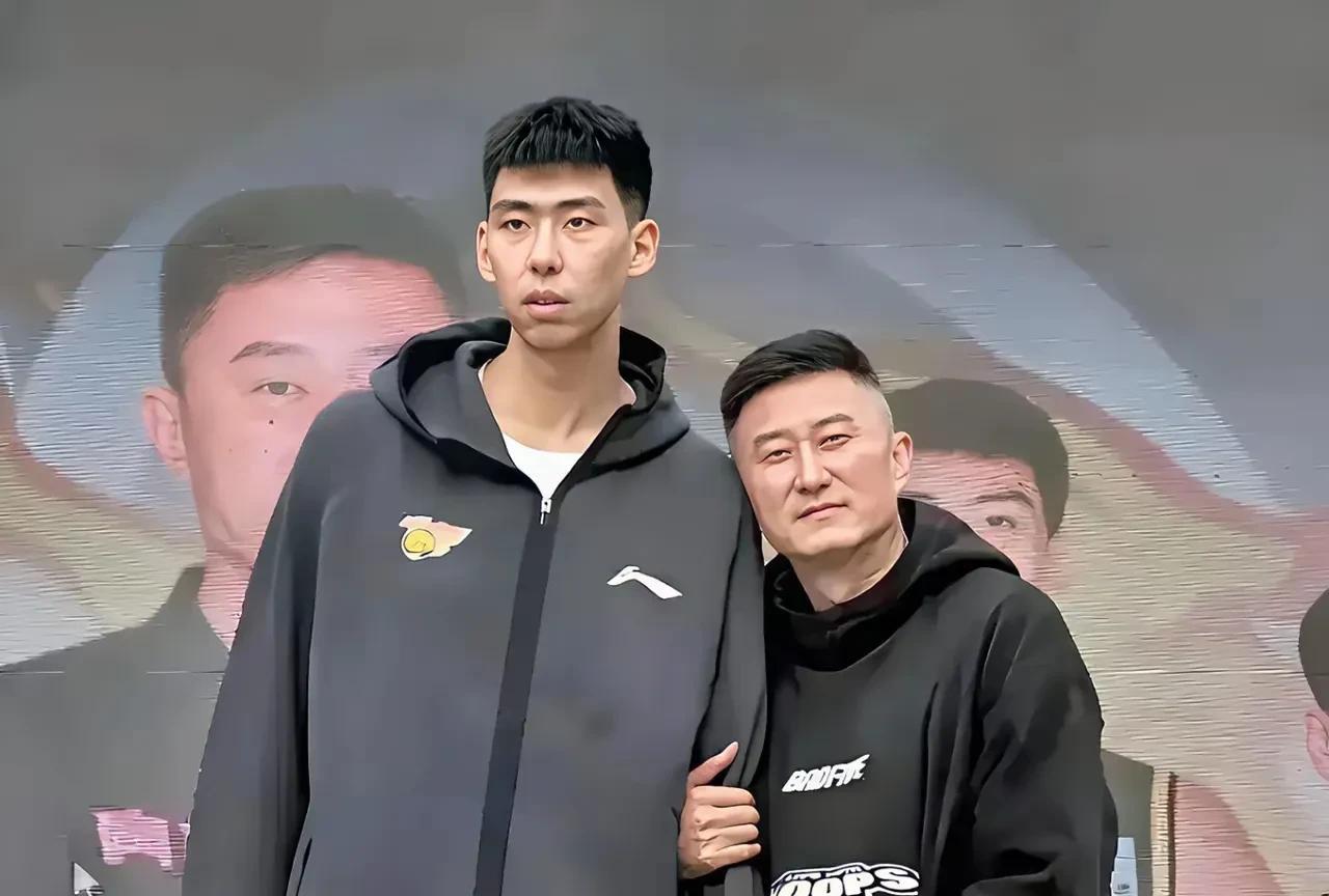 杜老大和徐晰这是与徐晰和好了吗？这画面太有意思了，杜老大那小鸟依人抱胳膊的模样，
