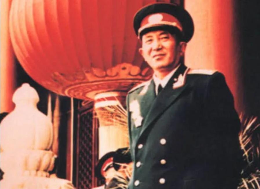 1966年3月18日，60岁的罗瑞卿将军从3楼纵身跳下，当场血流不止。消息传出，