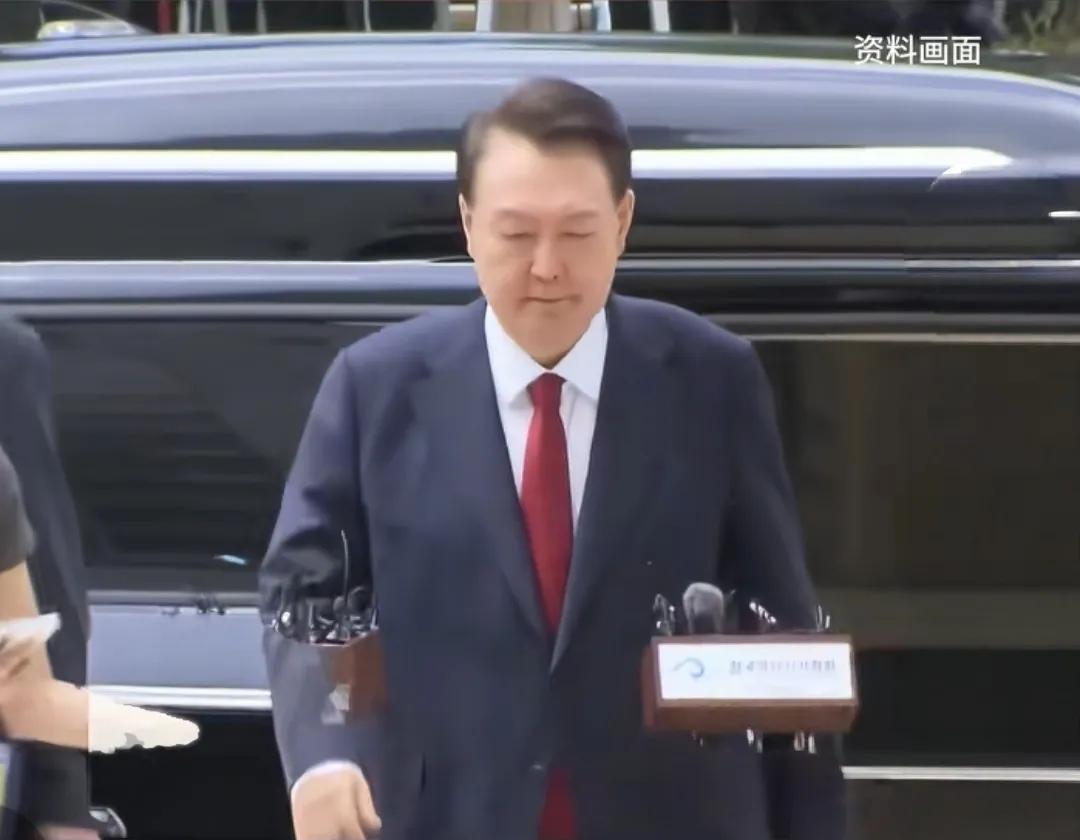 尹锡悦住在9平方米的首尔单间拘留所，里面没有床，只能打地铺，里面没有空调，但是有