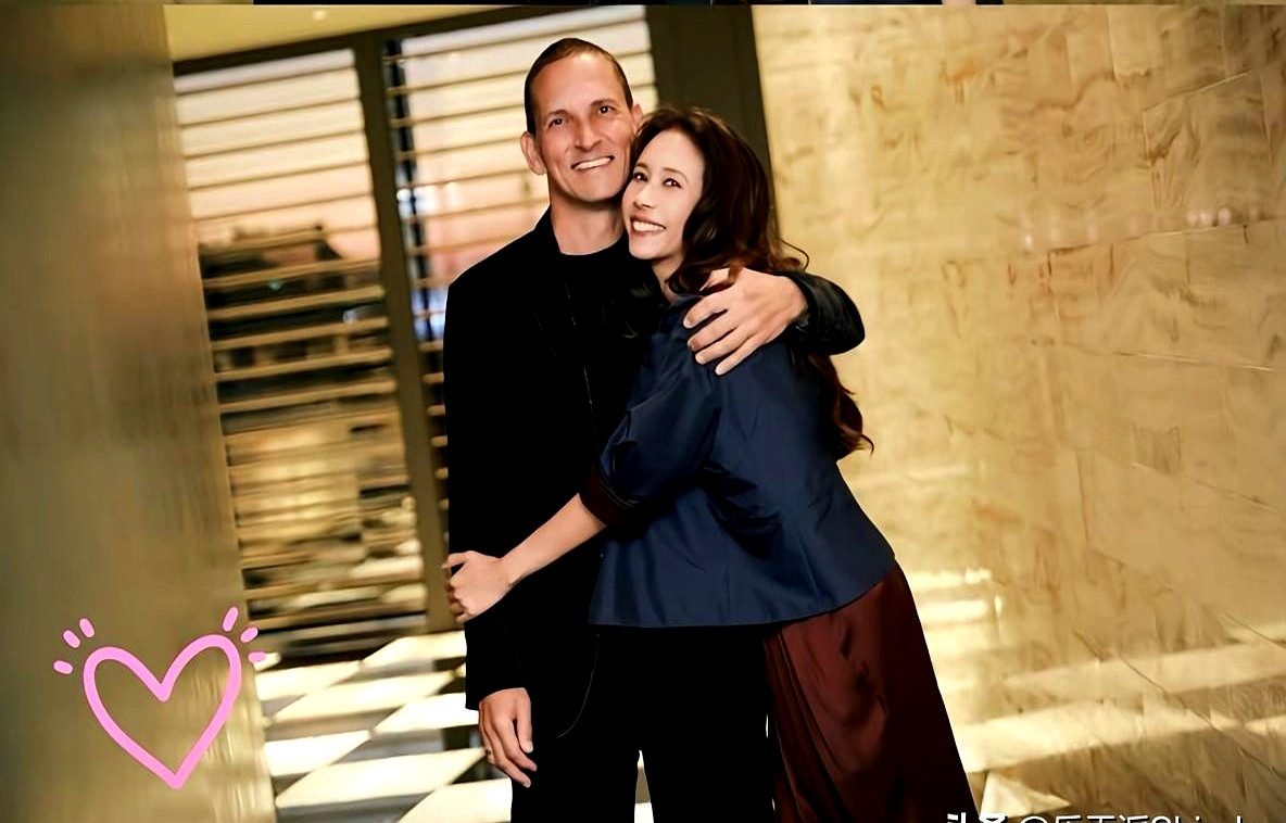 结婚15年坚持不生孩子，德国老公当年还为了陪她全球巡演辞掉高薪，莫文蔚晒出的周年合照，直接给那些“不