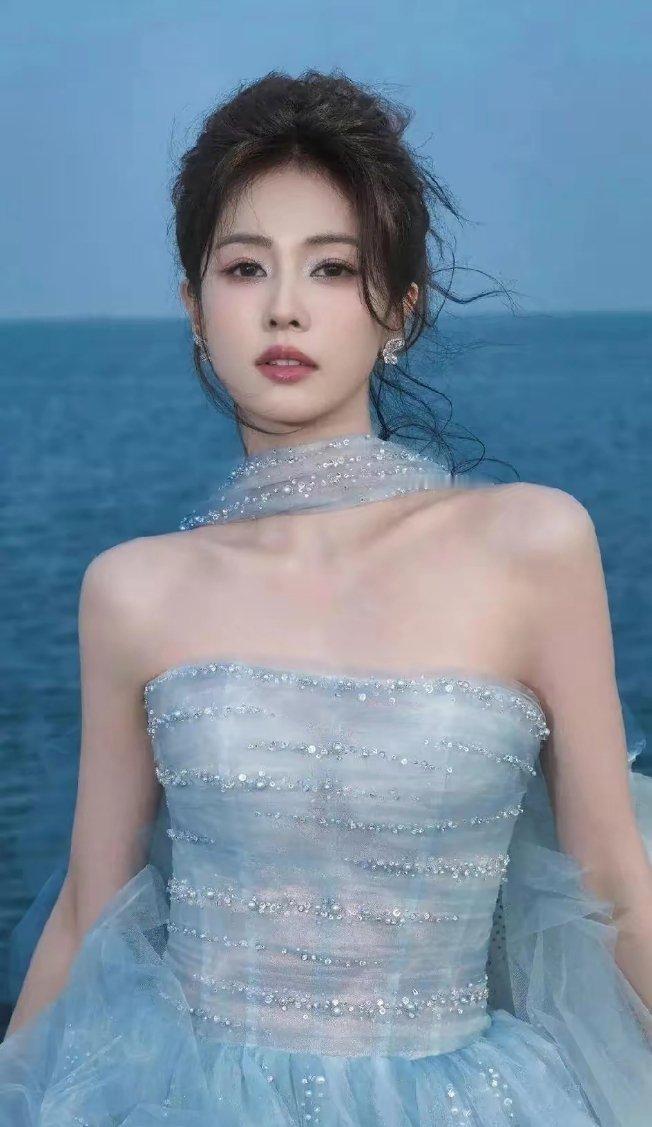 白鹿估计后槽牙都咬碎了。她怎么也想不明白。论颜值，她是90花里公认的甜酷系代表