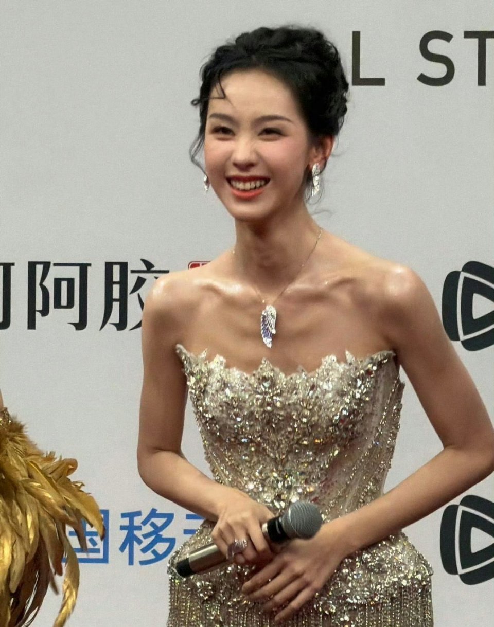 陈都灵瘦的好夸张，骨头都显现出来了