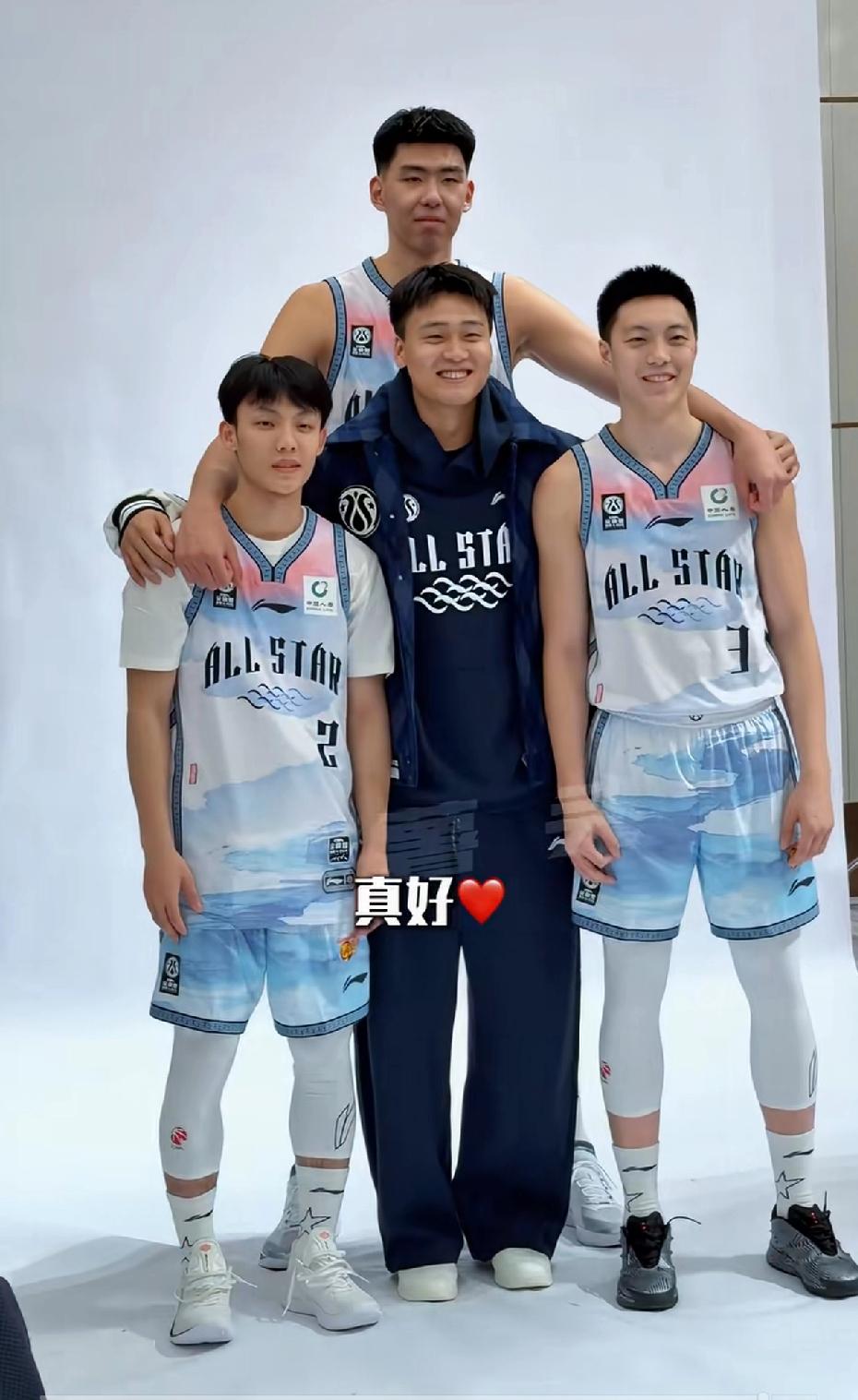 CBA全明星周末这黑白矮高四人组，徐昕、胡明轩、赵睿、徐杰站一块儿，那画面感直接