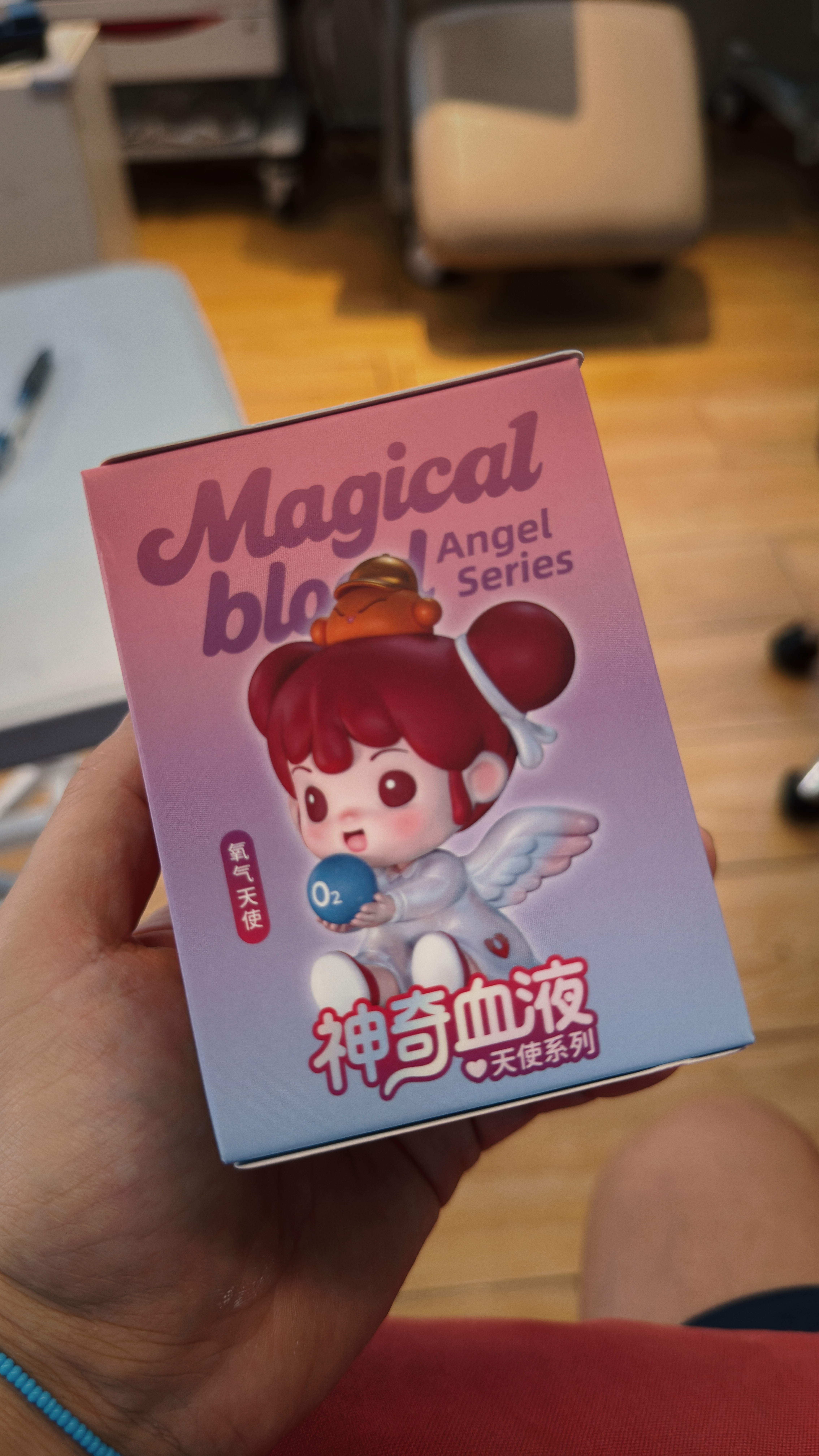 这次献血送了个小手办，朋友很喜欢，我到家后就发快递寄给她。刚才顺丰小哥上来取件，