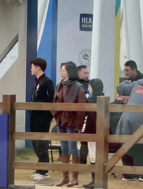 汪涵老婆儿子现身成都马术赛场。12月1号，有网友偶遇杨乐乐带着儿子沐沐在赛马场边
