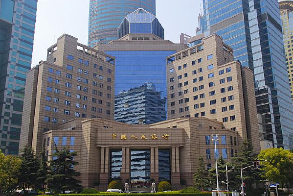 中间价比市场价高，央行在抑制人民币过快升值汇率市场出现一个反常信号：央