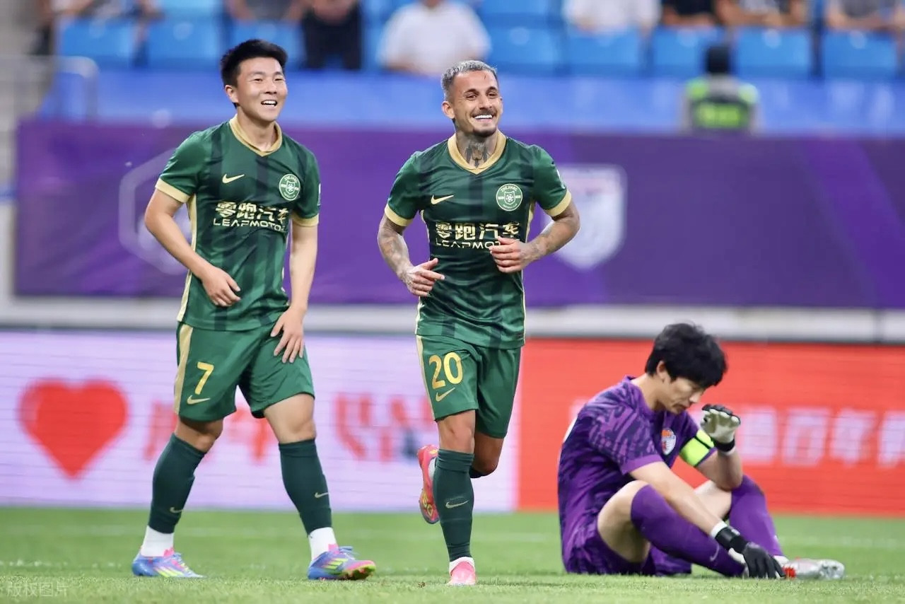 集结到位！亚戈·卡列洛租借加盟浙江FC！
