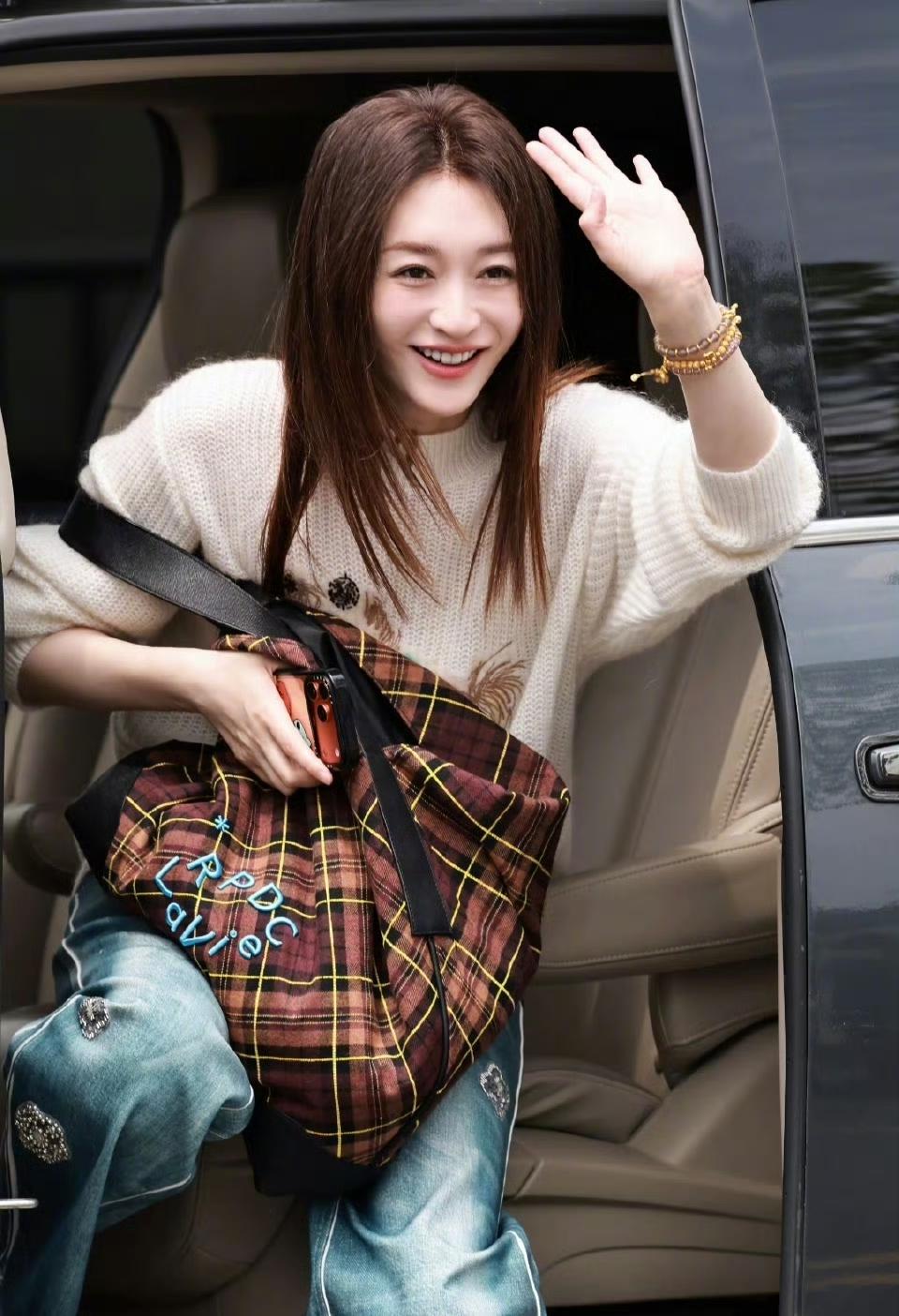 果然，上天是公平的。给了李小冉绝美的颜值和白皮肤，却没给她一个高情商。浪姐最