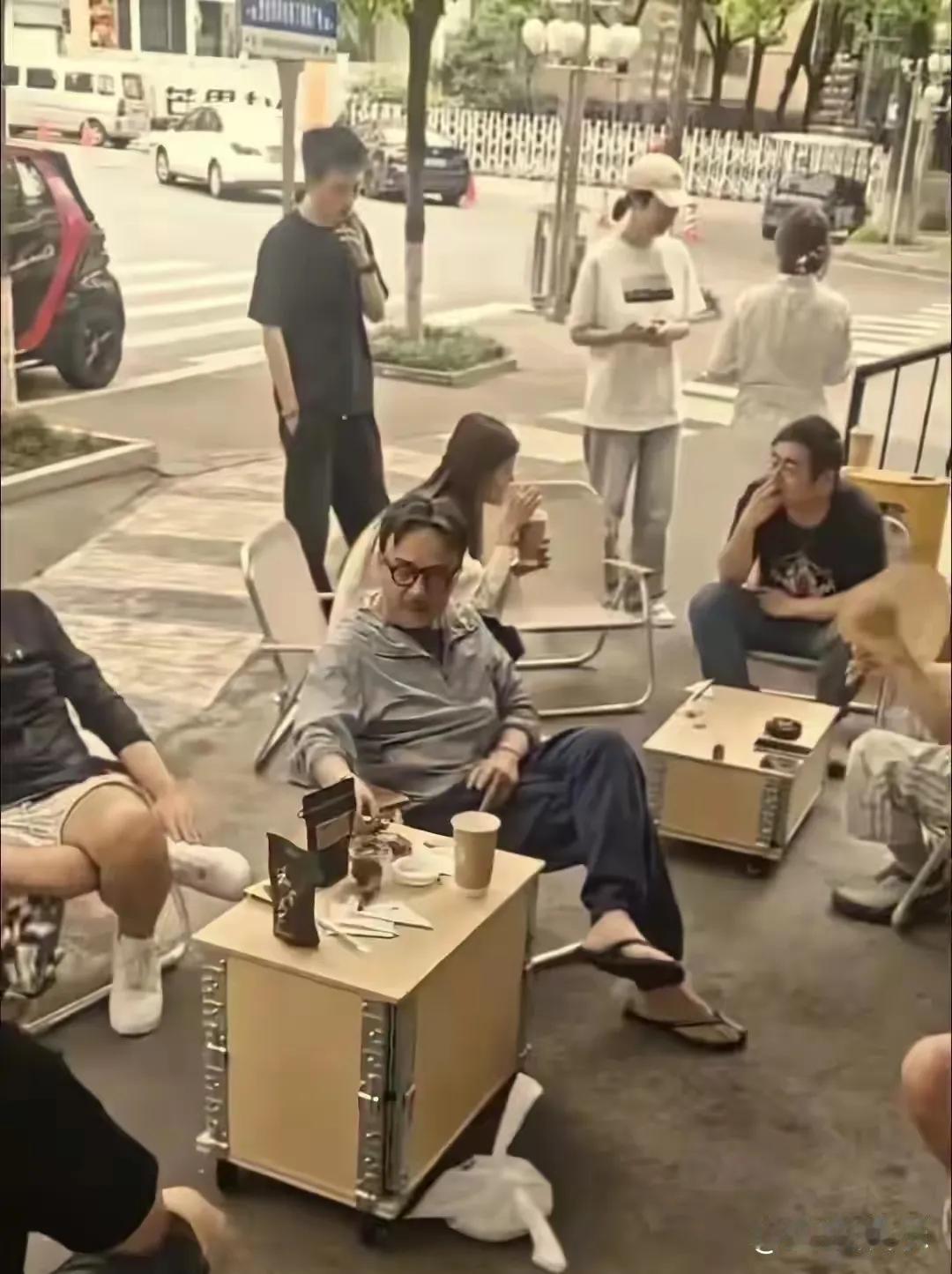 近日，有网友在长沙街头偶遇汪涵，51岁的他一身随性穿搭引发热议：宽松亚麻衬衫配阔