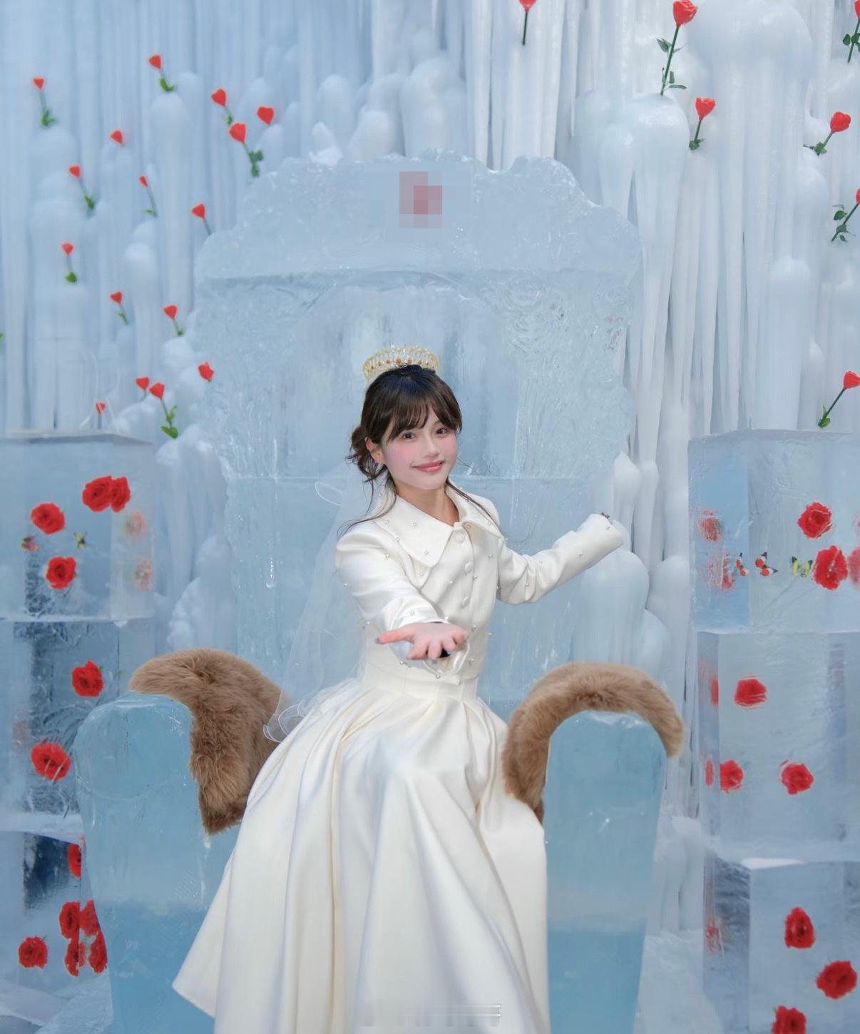 被长白山冰心岛的皇冠整破防了破大防了！以为冰心岛只是拍照打卡，结果冰里镶的竟是真