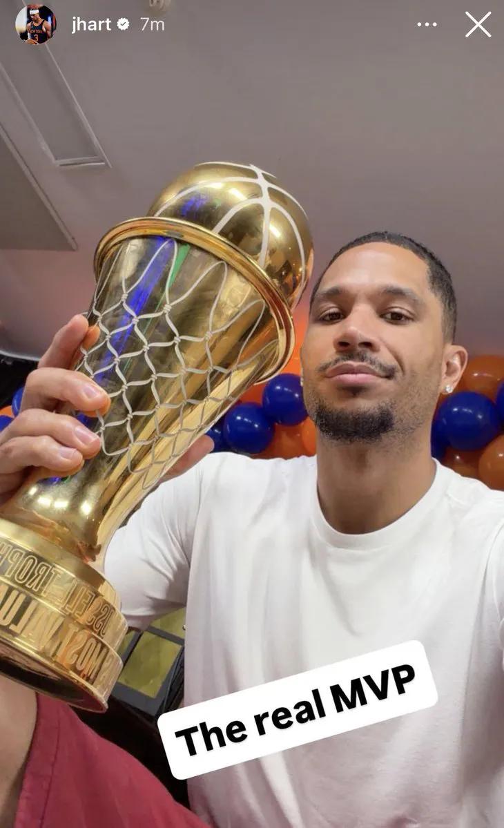 哈特手持FMVP奖杯晒图发文：这才是真正的MVP！尼克斯队内的氛围确实好，也只
