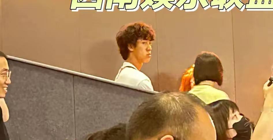 姜文大儿子现身成都！气质硬汉，跟爸爸长得一模一样，大名首曝光！！！​​​