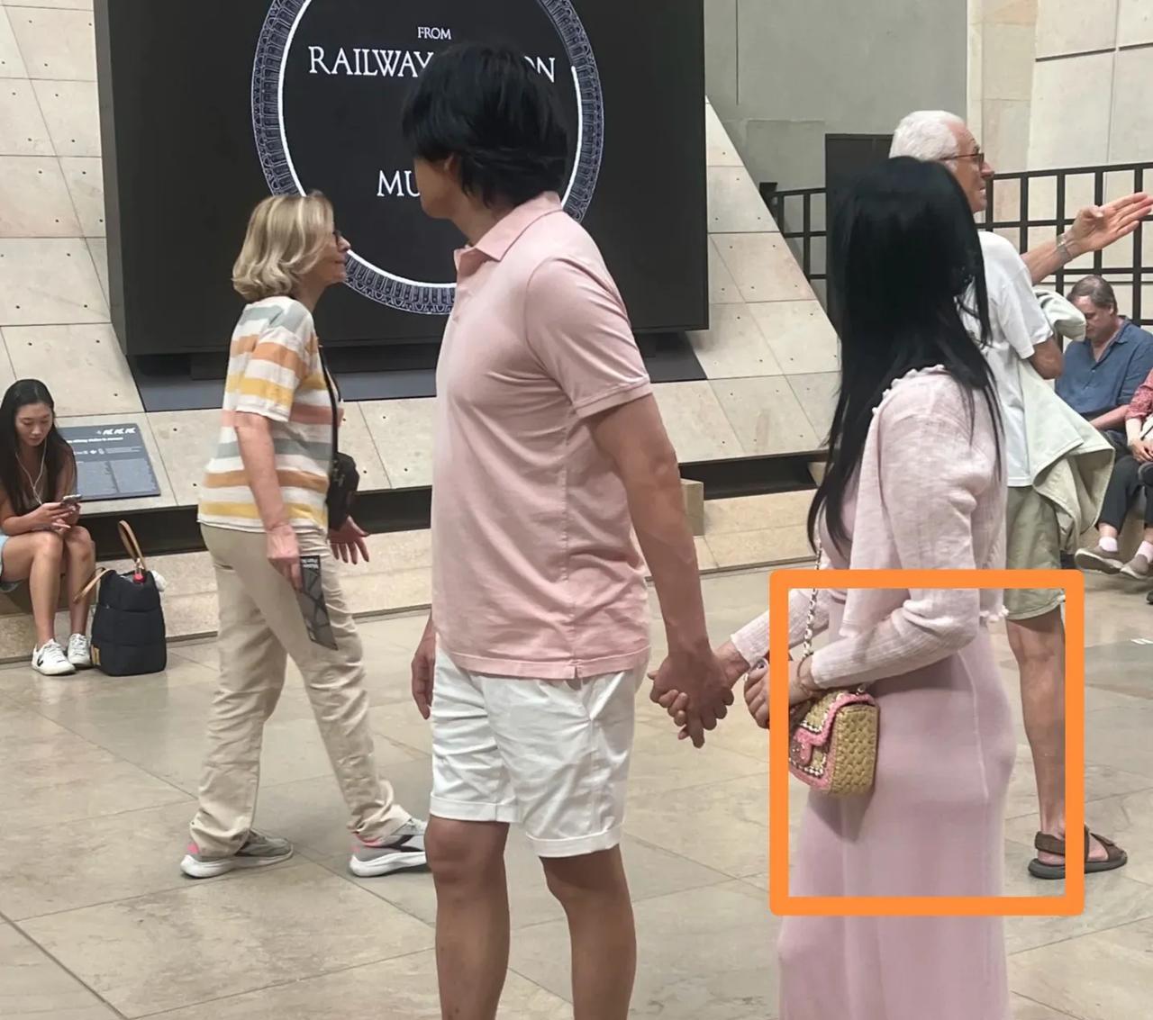 伊能静在法国被路人拍到了！一开始我怀疑是裙子的问题，后来我以为是发型的问题，