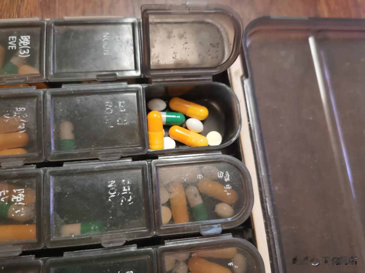 这是我妈早上要吃的药。骨化二醇、强骨胶囊、叶酸、匹伐他汀、还有九期一，美金刚