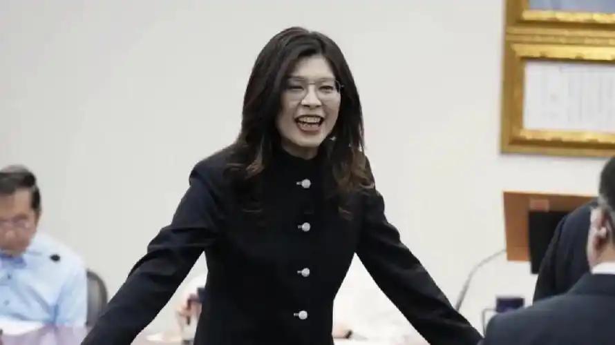 郑丽文马上要去美国了！但这次，她干了件极其漂亮的事。在去华盛顿看美国人脸色前，她