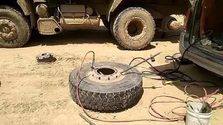 陕西，货车司机开车爆胎，只能喊师傅补胎，提前说好300块钱。可是补完胎以后，