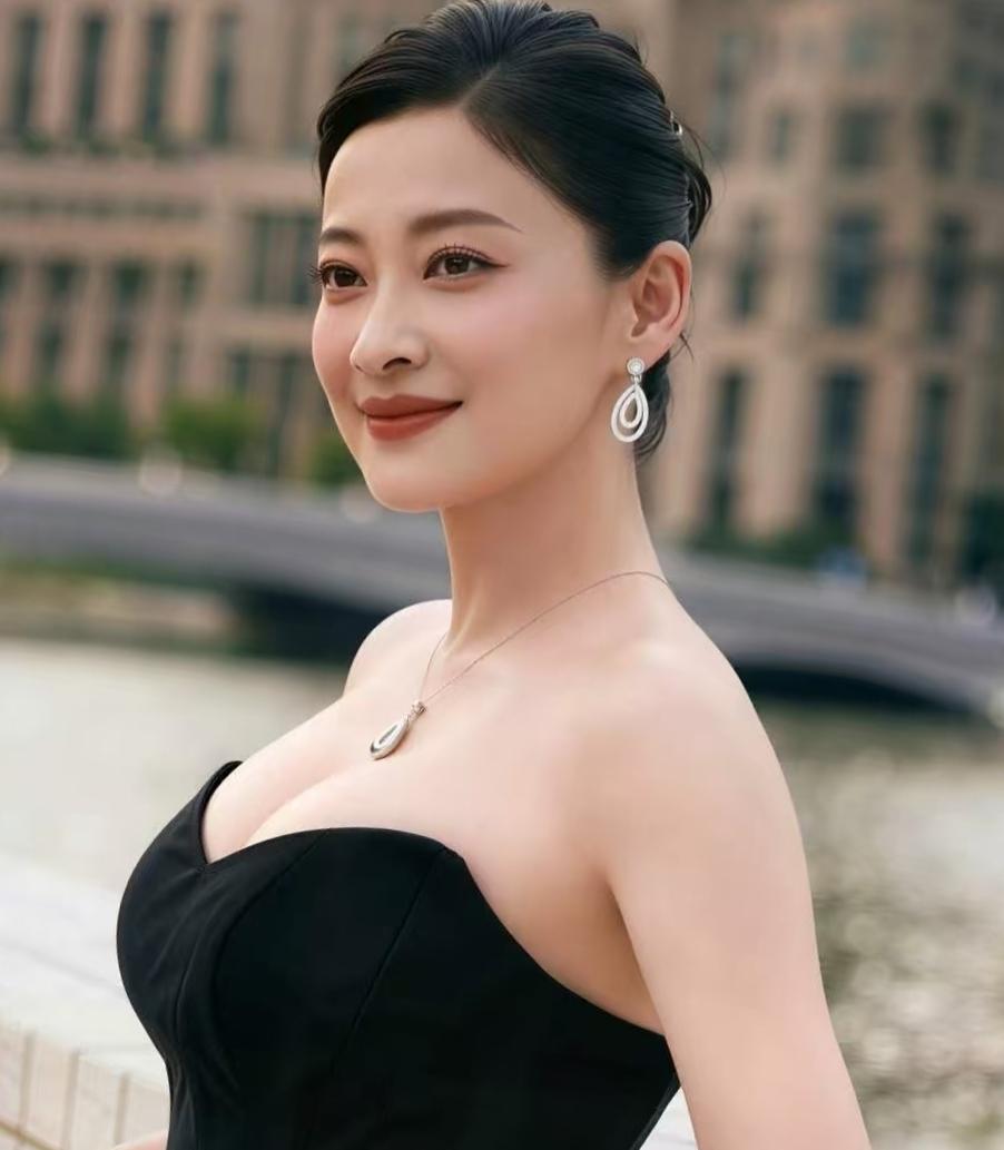 水蜜桃感满满的许晴，这位拥有外交世家背景的女演员，天生自带一股优雅与从容，57岁
