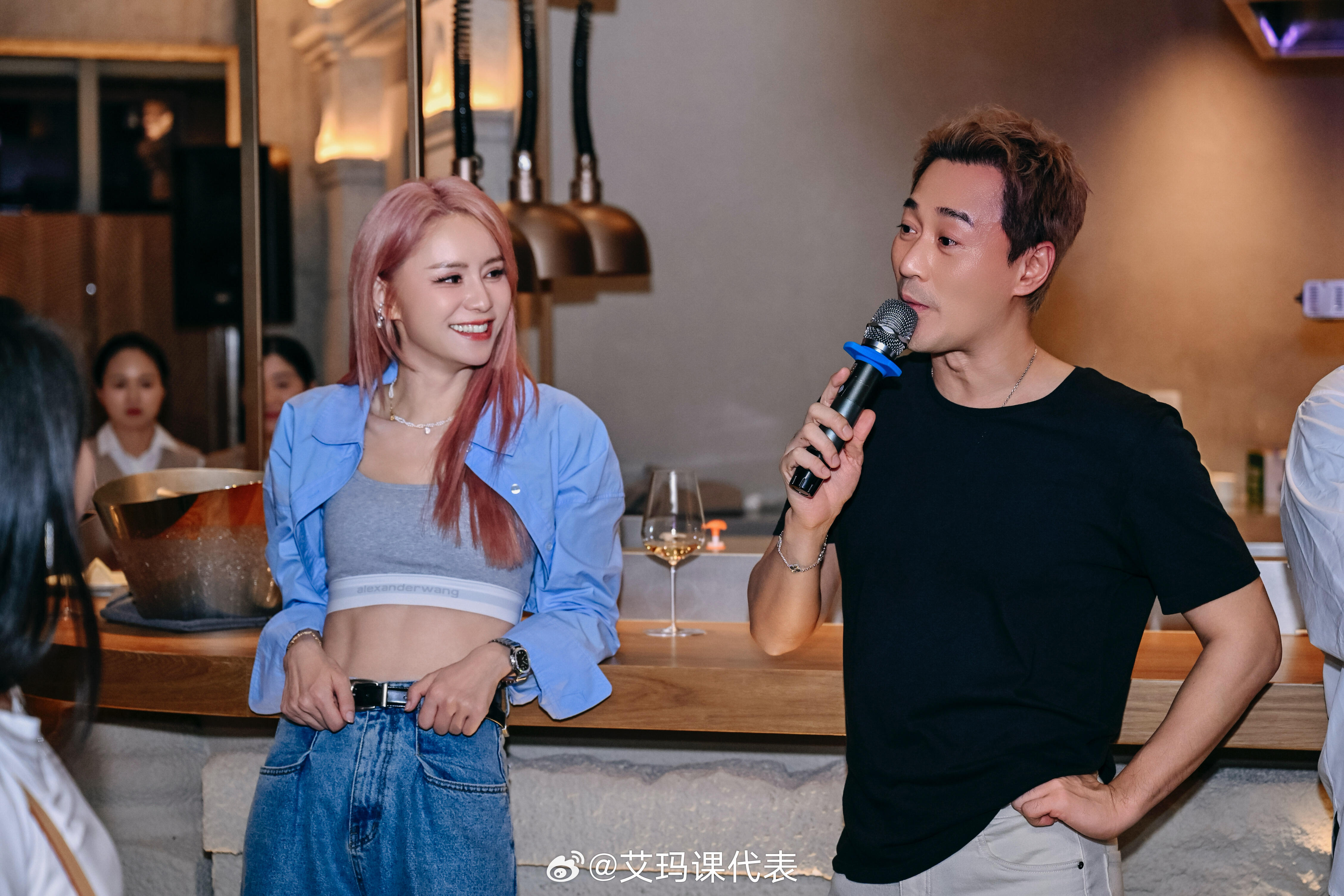 林峯为老婆庆35岁生日张馨月马甲线林峯为老婆庆生，35岁张馨月马甲线抢镜。​