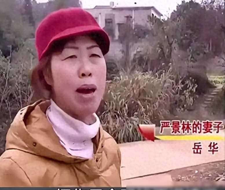 湖南55岁大妈瞒着丈夫，与一保安同居8年。被抓包后，丈夫当众下跪苦求，她却铁了心