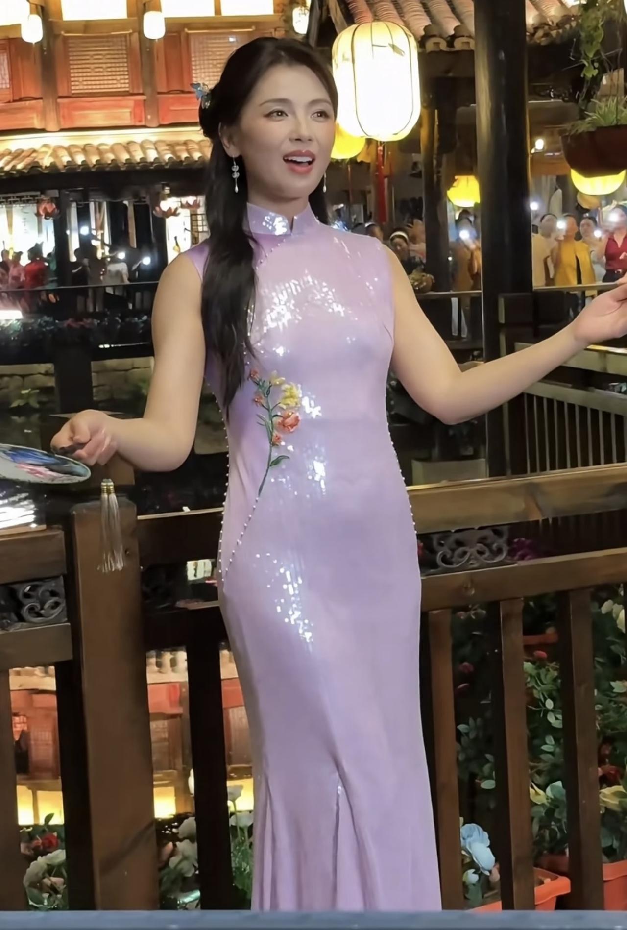 近日，刘涛现身宜宾李庄古镇综艺拍摄，她身穿旗袍，手拿摇扇，真的好漂亮啊。刘涛