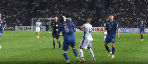 亚冠精英赛上海申花对武里南的比赛中出现争议性红牌判罚。上半场申花队今年新引进的