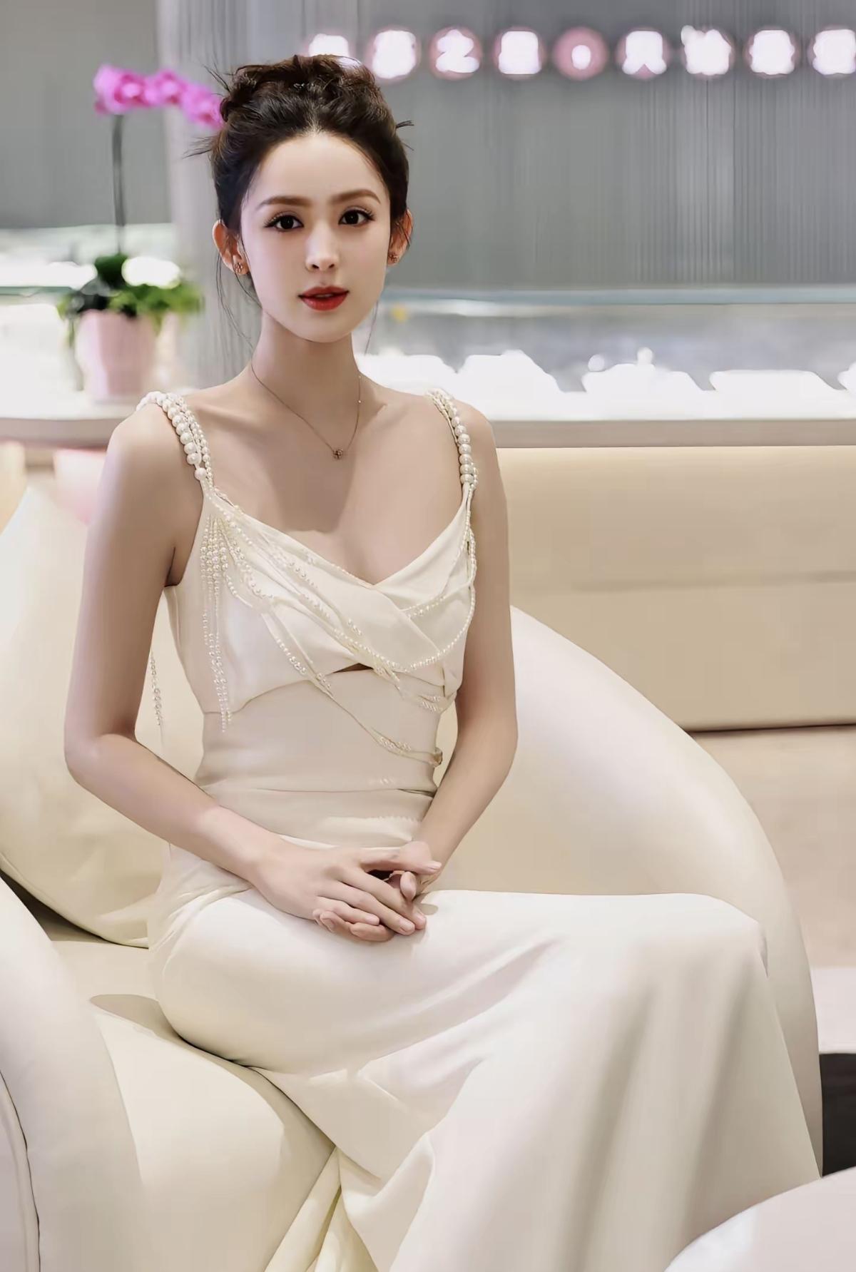  礼服在她身上仿佛有了灵魂，利落剪裁勾勒出完美身形，古力娜扎一出场，就是红毯上最