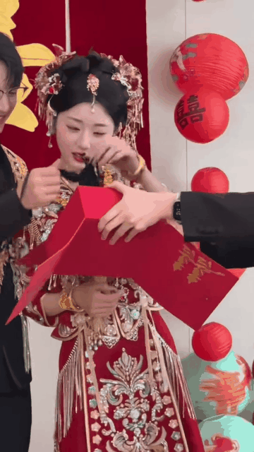 闺蜜送得啥东西，这么神秘？新娘一个个都笑而不语，生怕别人知道似的，而新郎都翘大拇