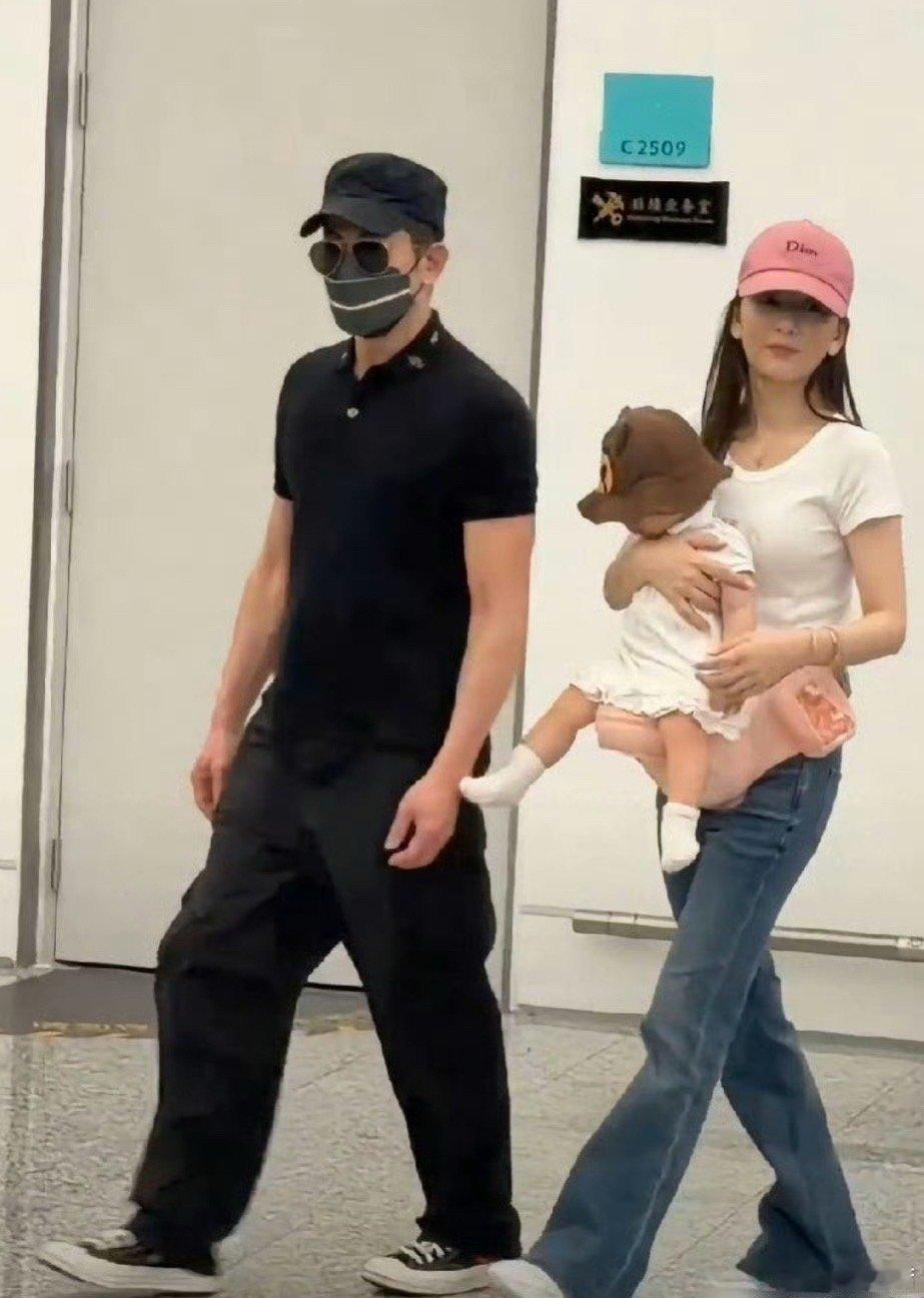 方媛自己抱孩子是真吃力，郭富城为啥在旁边看着一动不动？他不是宠妻人设吗​