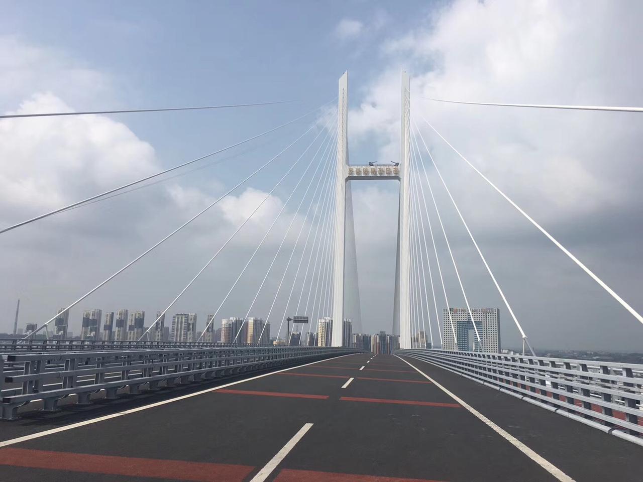 我想说，鸭绿江新桥建的好！因为原来的老桥是公铁两用桥，公路端对车辆的限重是二十吨