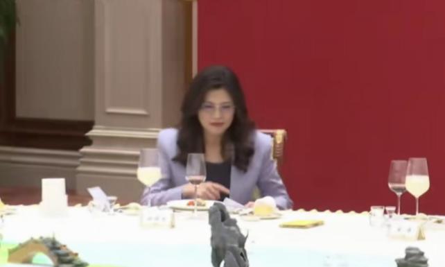 郑丽文在南京发表祝酒词，一向脱稿的她这次变了4月7号当天晚上郑丽文在南京下榻