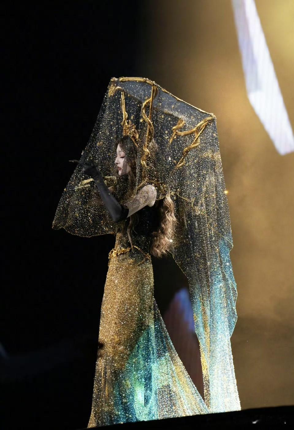 张韶涵造型团队真不是一般厉害，把原本金沙高定礼服提高了新的层次，比模特好看百倍。