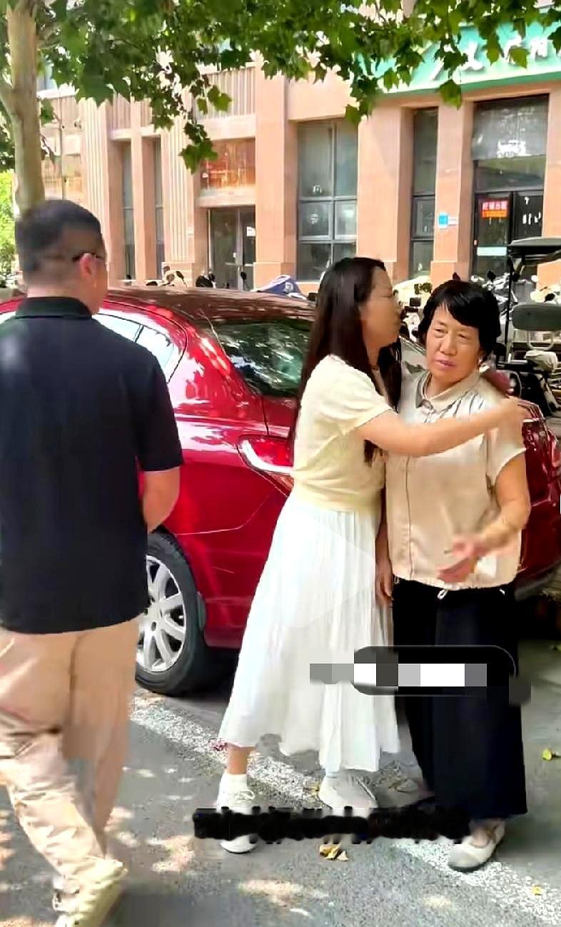 亲妈把闺女当“刺客”躲，中国式母女的肢体接触到底有多让人脚趾扣地？最近看小凤发