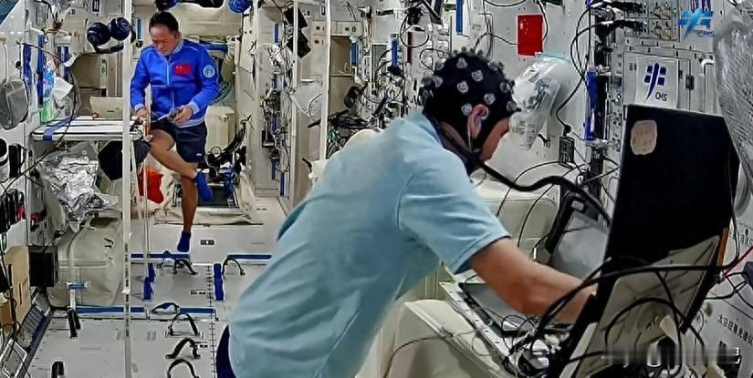 神舟二十一号重大进展！三名航天员将修复被撞飞船，何时返回成焦点这趟太空出差可