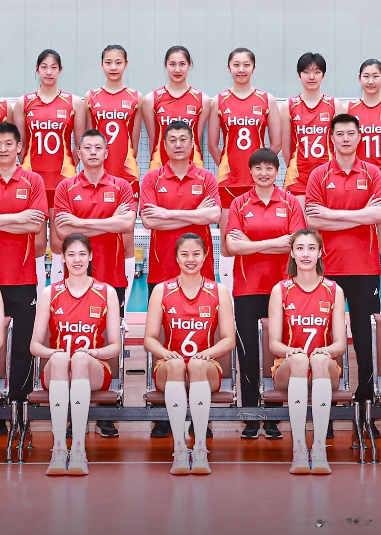 李盈莹亮相中国女排最新合影，王奥芊成为新一届中国女排第一高度。李盈莹坐在前排次核