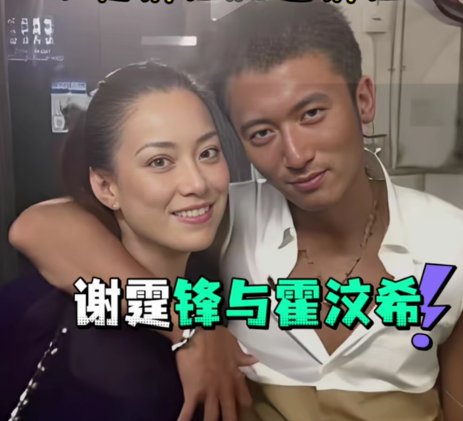 霍汶希与谢霆锋动作亲密谢霆锋用胳膊把霍汶希搂在怀中，看起来关系很好的样子，不