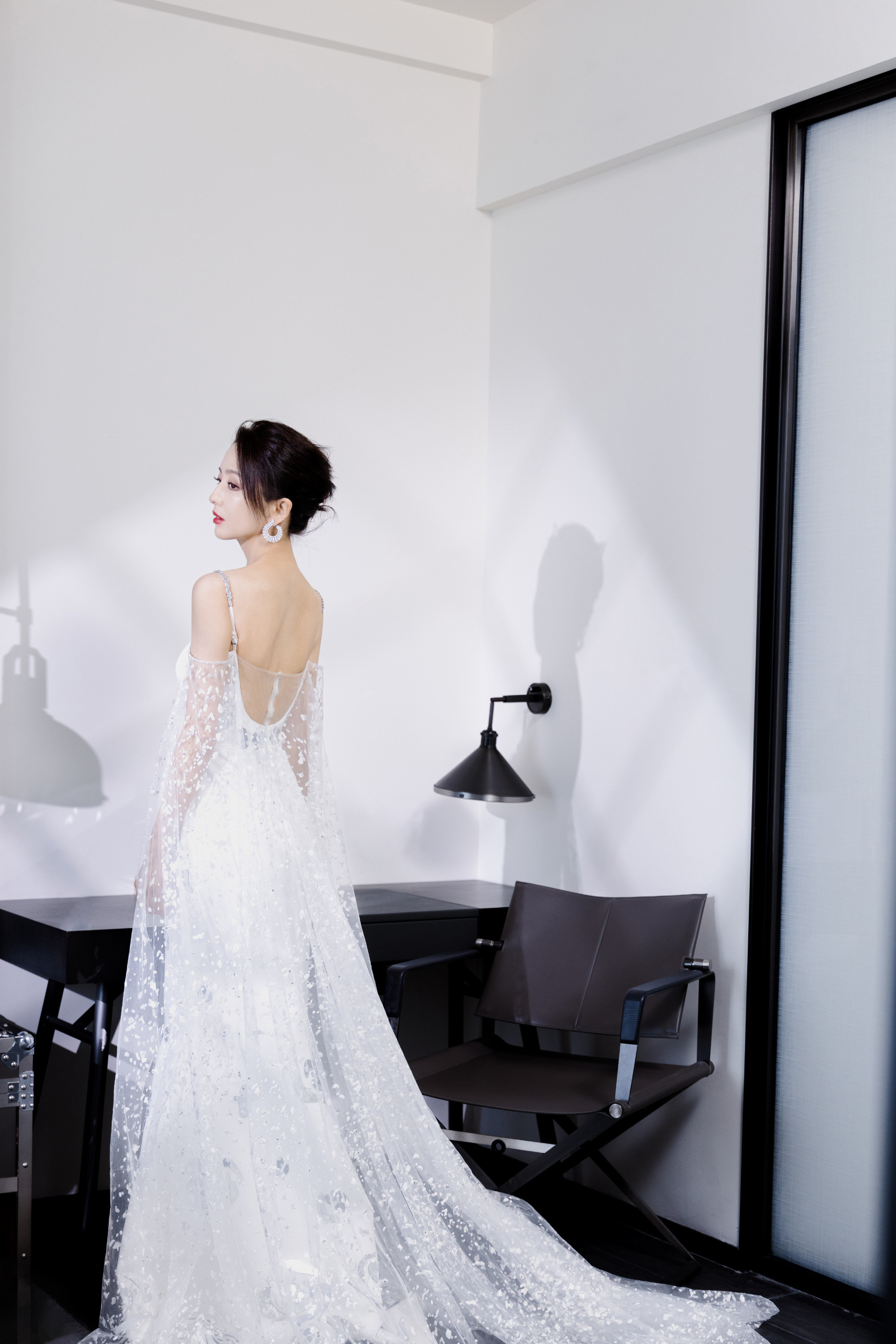 佟丽娅，白纱浪漫，温柔甜美。佟丽娅