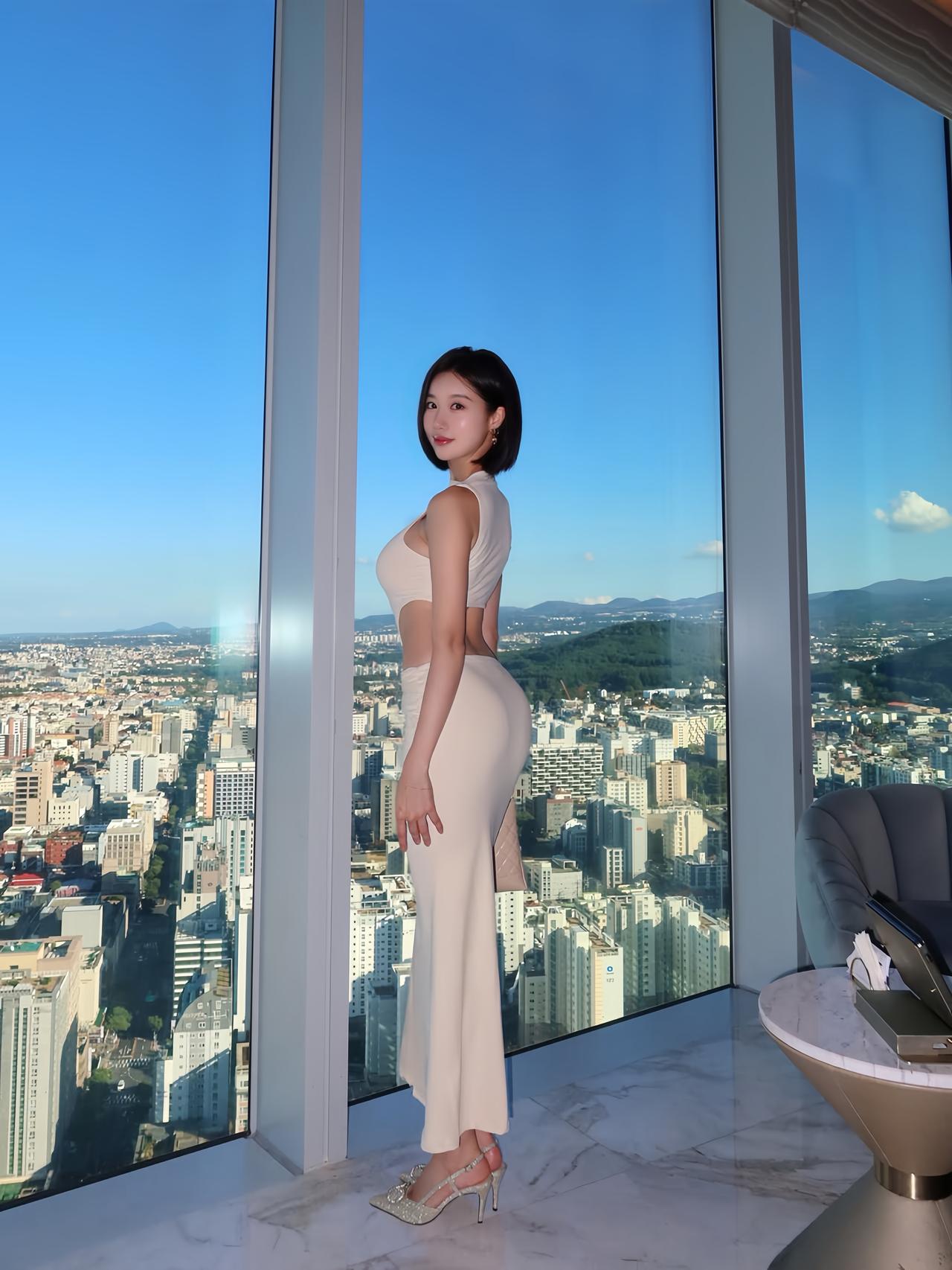 看着这组照片，特别喜欢这种舒展又明媚的状态——姑娘的穿搭优雅又自信，配着开阔的城