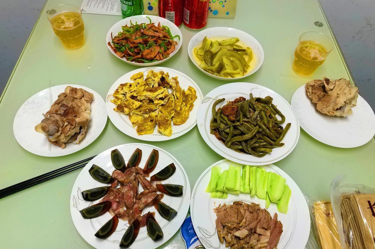 一桌小菜不太起眼儿，却是我和大姑姐的告别宴，我们俩互相给饯行。又到大姑姐家吃饭