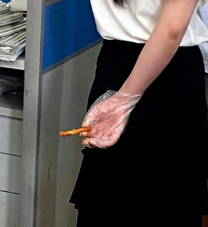 有的老师吃辣条吃到一半就要开始骂人了