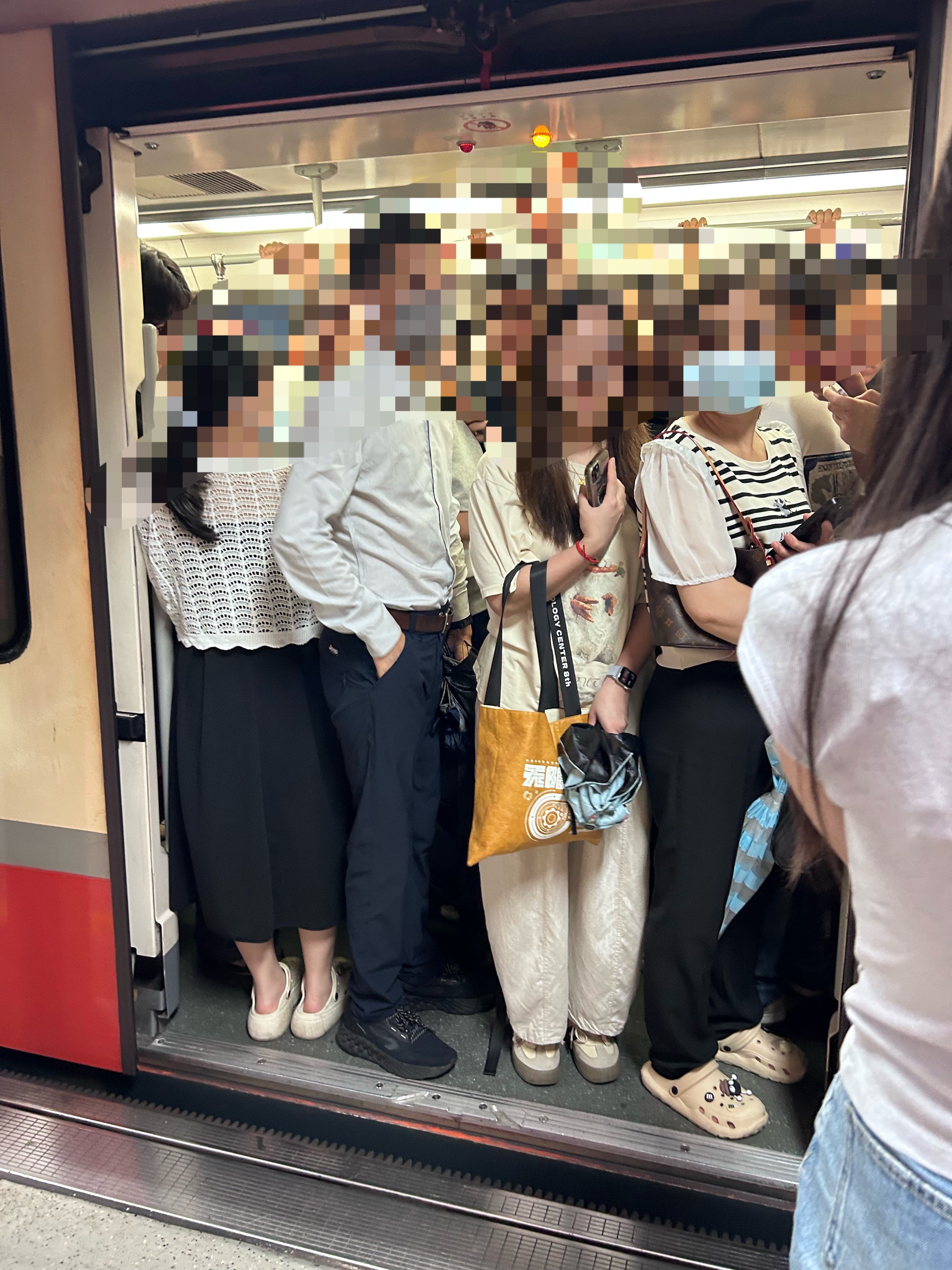 原来广州三号线快晚上8点都还能挤成这样