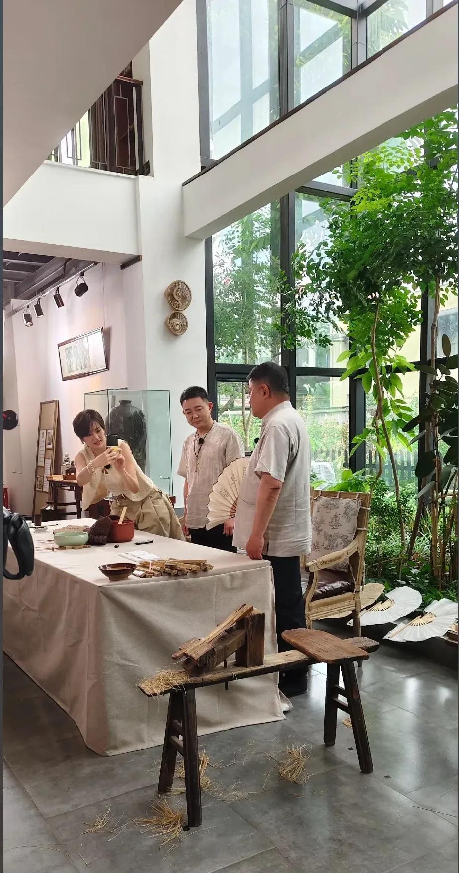 姚安娜和前故宫博物院单霁翔在重庆录节目，用的是自己家生产东西。折叠屏手机，平板