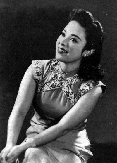 1945年，李香兰将被执行枪决，谁料，临刑前她突然解开衣服扣子，掏出了一张皱巴巴