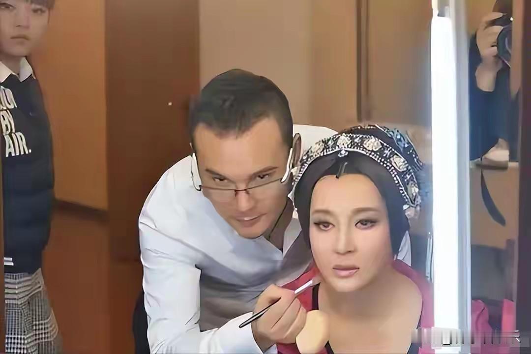 2026年1月6日，演员刘晓庆在微博发布动态，晒出与知名化妆师毛戈平的妆后合影及