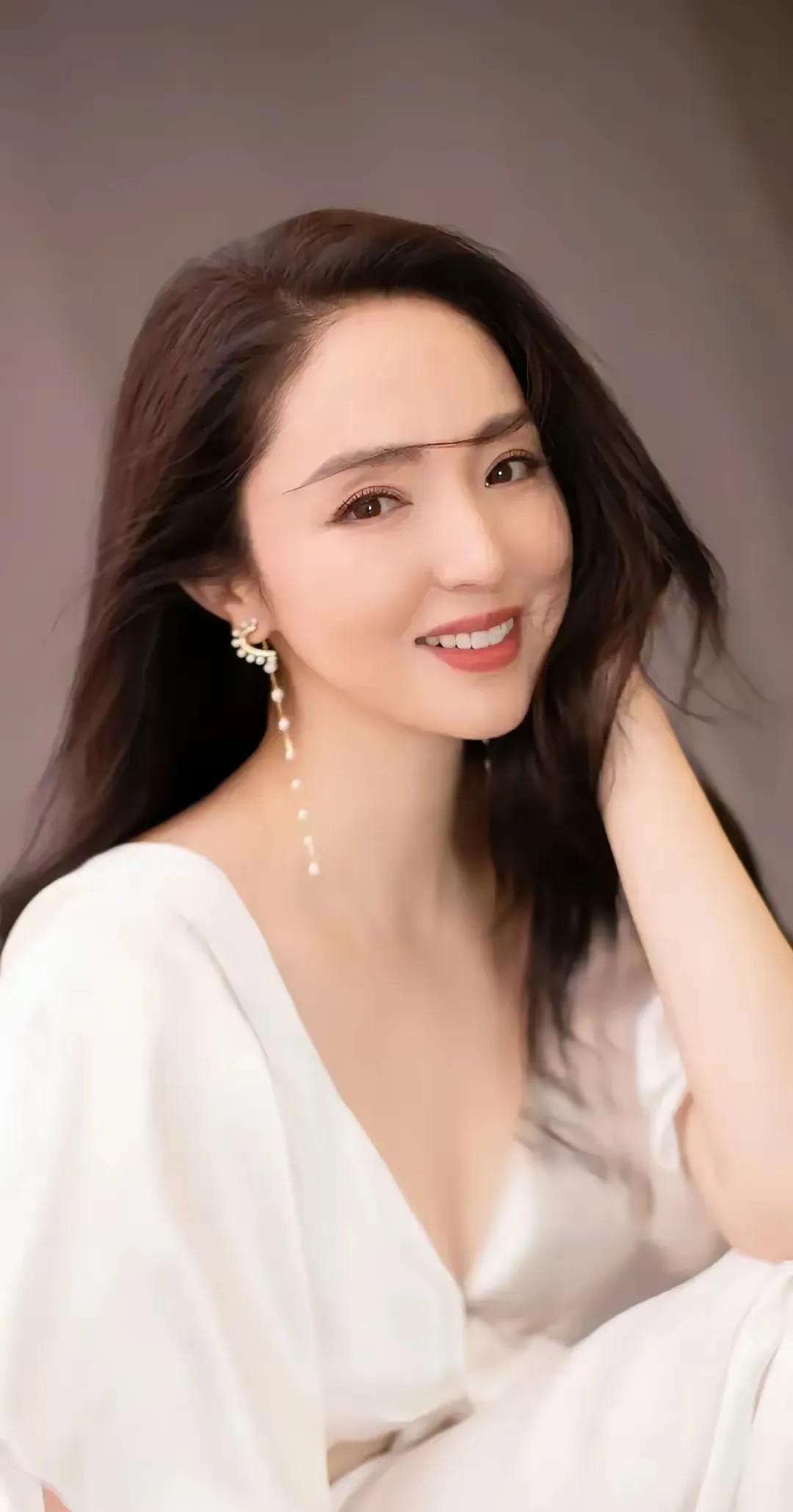 我问我老公，董璇都45岁了，为什么突然找了小9岁的老公？她也很一般啊。他说，那