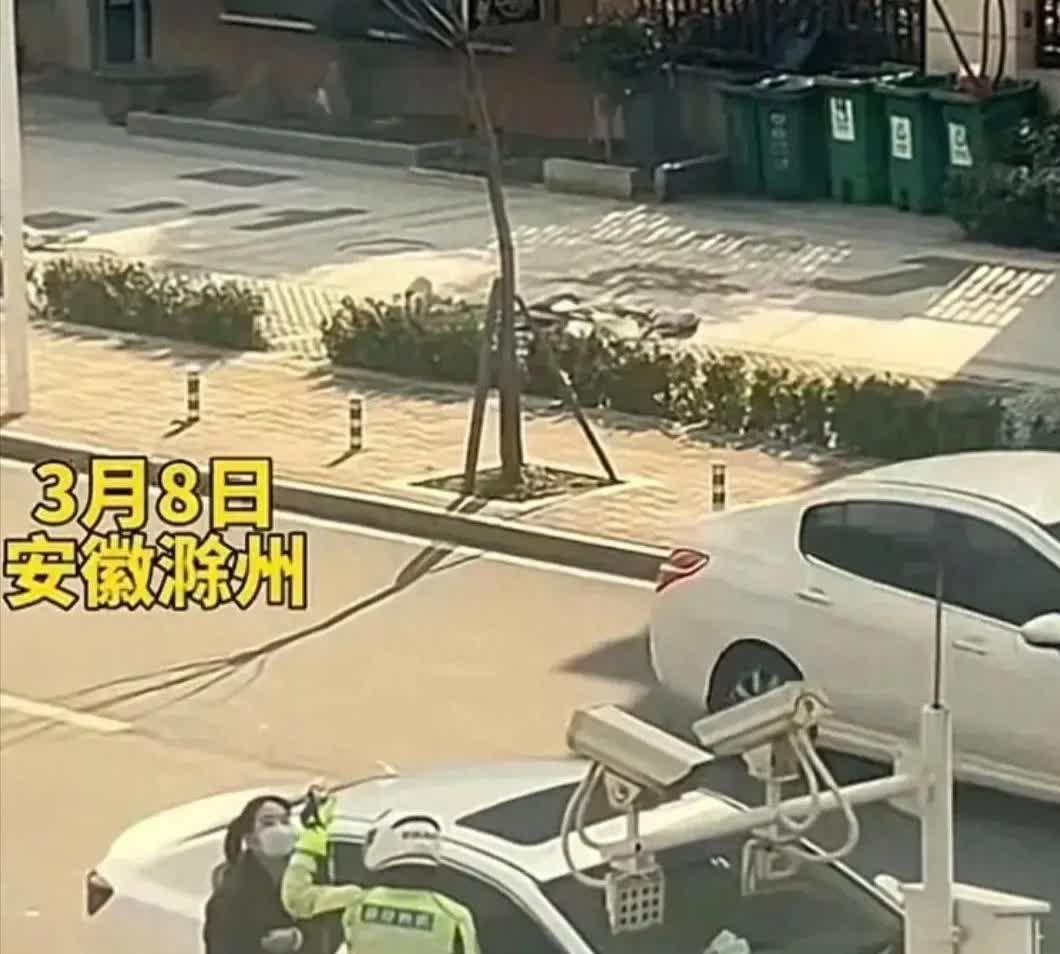 这个交警太感人了！安徽滁州，在诊所里输液的女子违章停车，看到交警要抄罚单，立即举